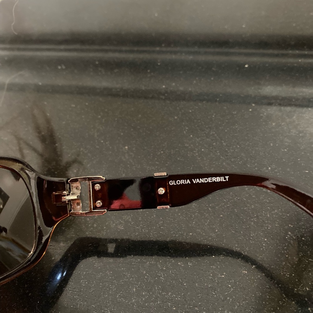Vintage Gloria Vanderbilt brown Sunglasses - Picture 3 of 4